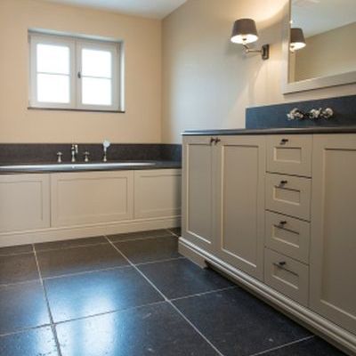 Top Tegel 04 is rechtstreeks verdeleren van de Belgische blauwe steen van Pierre Bleue Belge. Hun blauwsteen kan je zowel binnen als buiten plaatsen. 