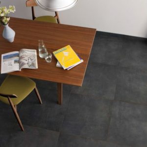 Woonkamer met donker grijze betonlook tegels 80x80cm