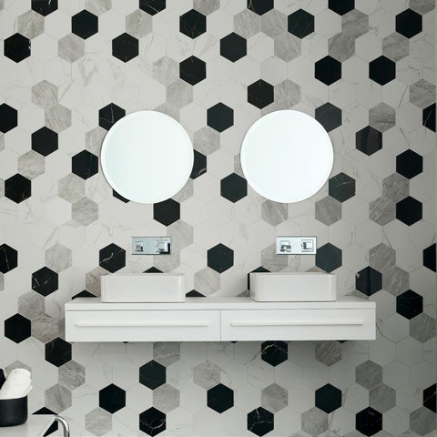 Badkamer wand met hexagon marmerlook tegels in wit, zwart en grijs.