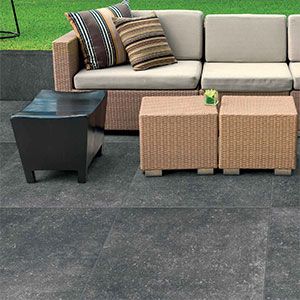 Terrastegels in keramische blauwe steen in verschillende formaten. Blauwsteenlook buitentegels in 20x20x2cm, 60x60cm of 90x90cm