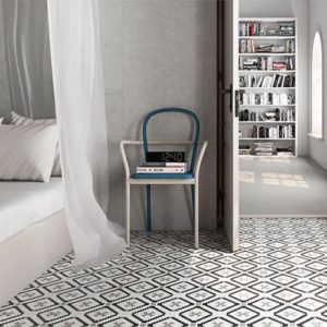 Slaapkamer met betonlook wandtegels in combinatie met patroontegels.