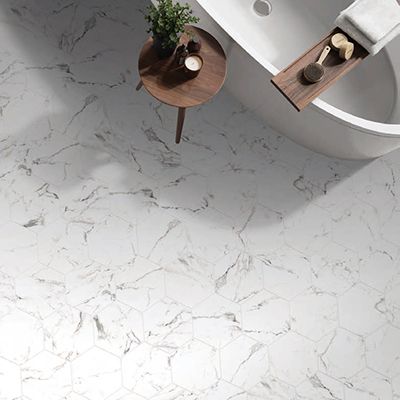 Badkamer met hexagonale marmerlook tegels in Carrara te koop bij Top Tegel 04 in West Vlaanderen.