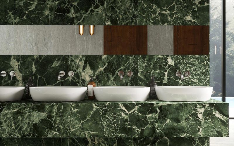 Grote groene marmer look tegels in de badkamer