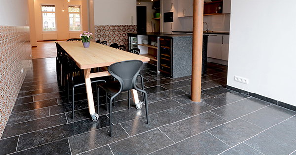 Keuken met vloer in Belgisch arduin van pierre bleue belge