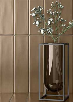 Luxe interieur met gouden wandtegels in hotel chique stijl. De glanzende afwerking zorgt voor een elegante uitstraling vol warmte, klasse en verfijnde glamour. Verkijgbaar bij Top Tegel 04 in Zonnebeke nabij Ieper