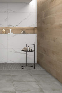 inloopdouche met houtlook en marmerlook tegels aan de wand in combinatie met betonlook tegels op de vloer
