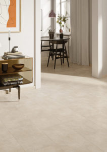 Open keuken en woonkamer met rechthoekige licht beige betonlook tegels in 30x60cm.