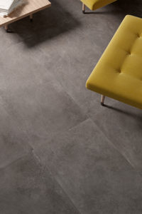 Woonkamer met grote betonlook tegels in 60x120cm.