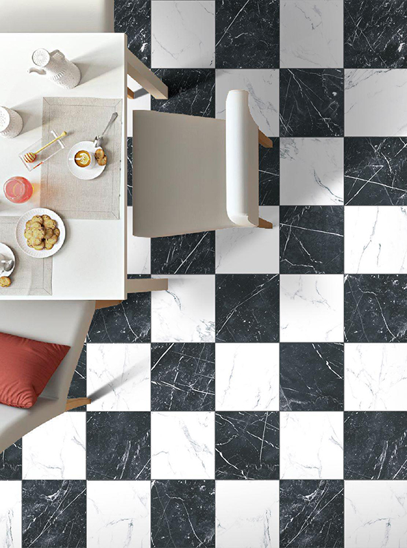 Keuken met vloertegels in zwart wit dambordpatroon.