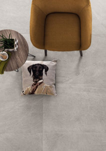 Moderne woonkamer met grote grijze betonlook tegels 90x90cm