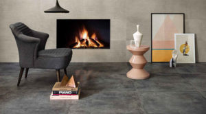 Woonkamer met donker grijs antraciet betonlook tegels in 80x80cm