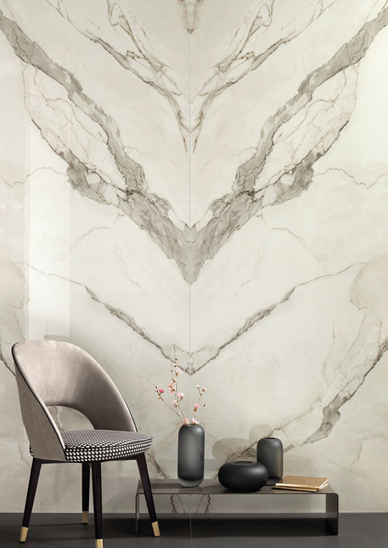 Grote keramische platen in Carrara look. Hier werden ze geplaatst in open book.