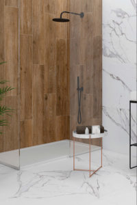 Badkamer met parket in combinatie met marmerlook tegels.