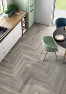 Keuken met grijze parket tegels in visgraat.