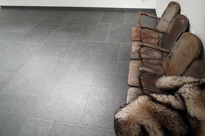 donker blauw legpatroon met verouderde antico kanten in keramische blauwe steen.