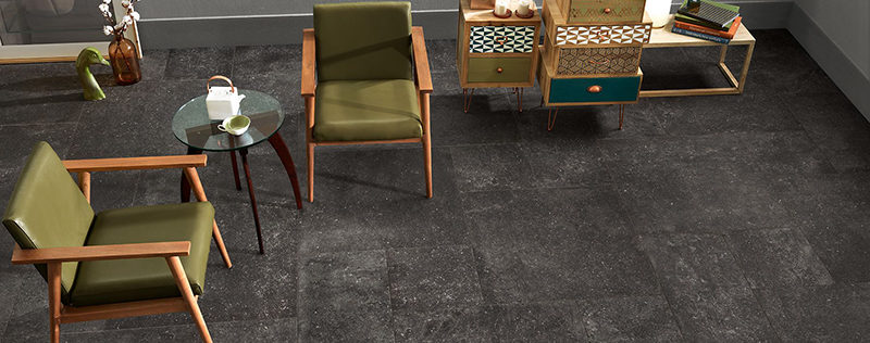 Legpatroon in donker blauwe keramische blauwsteen tegels. Te koop bij Top Tegel 04 in West Vlaanderen. Tussen Ieper en Kortrijk.