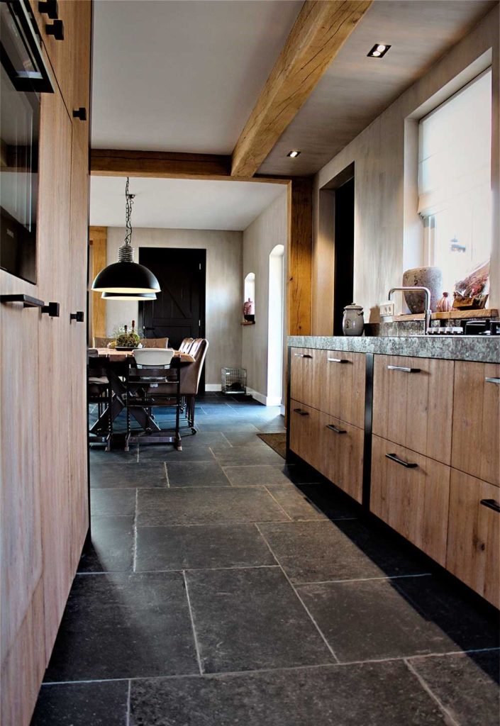 Landelijke keuken met legpatroon in donkere keramische blauwsteen.