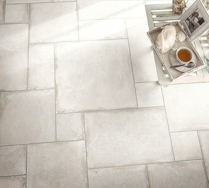 Landelijke woonkamer met een legpatroon in ecru