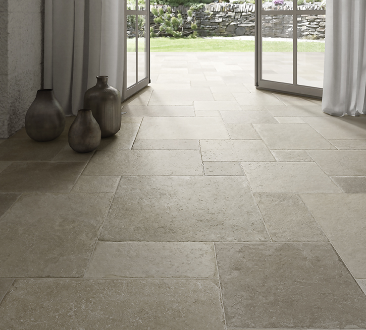 Woonkamer met een keramisch legpatroon in witsteen.