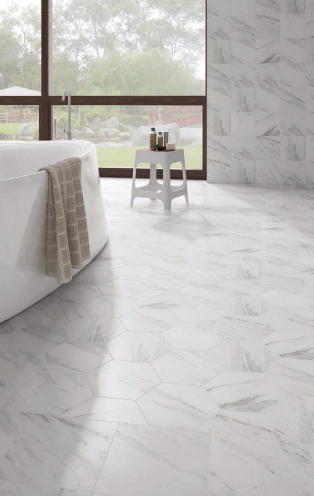 Badkamer met hexagonale tegels in witte marmer carrara look.