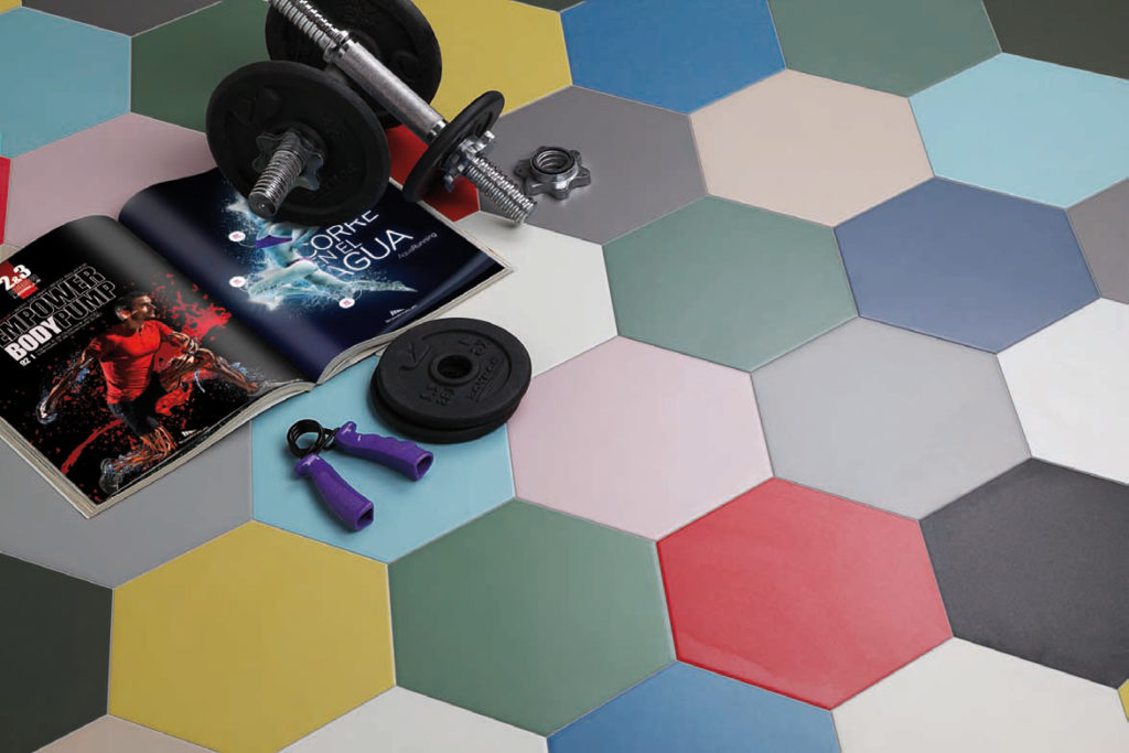 Hexagonale vloer en wand tegels in verschillende felle kleuren