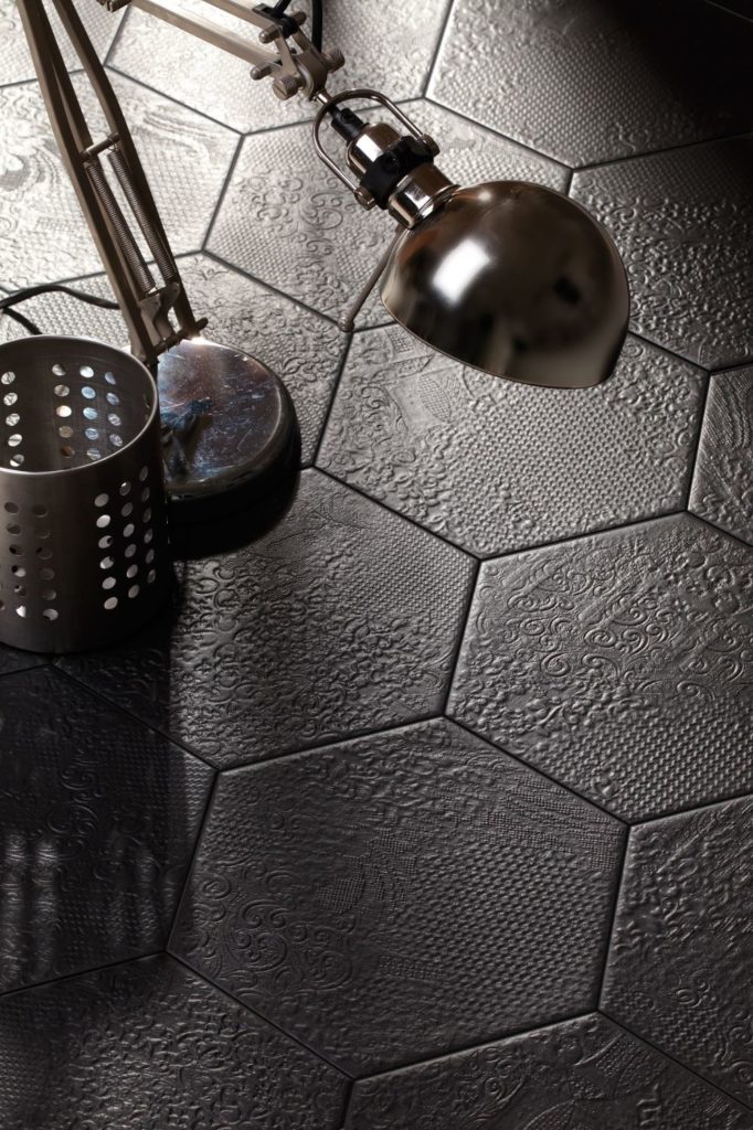 Zwarte hexagon tegels met een 3d relief. Kunnen zowel op de vloer als de wand geplaatst worden.