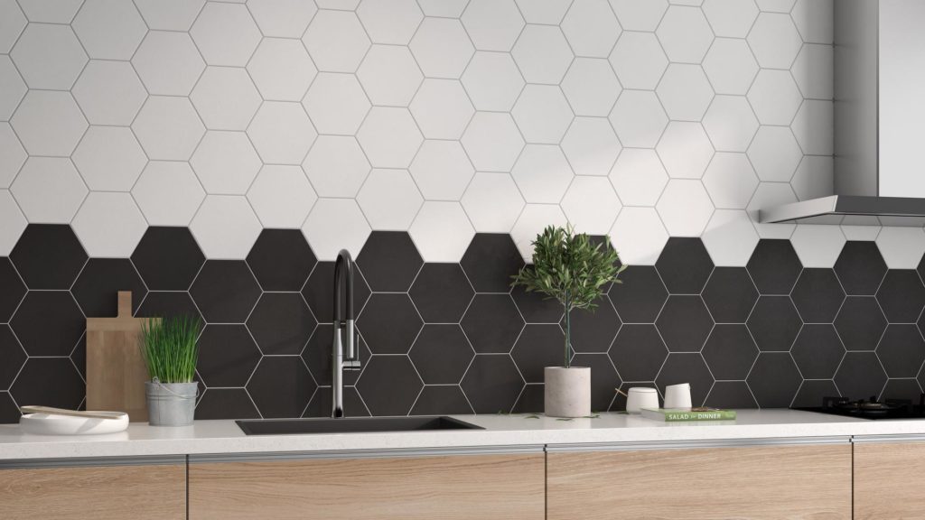 Keuken met spatwand in zwart wit hexagon tegels