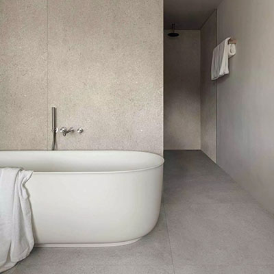 Badkamer met keramische XXL tegels in beige en grijs betonlook. 