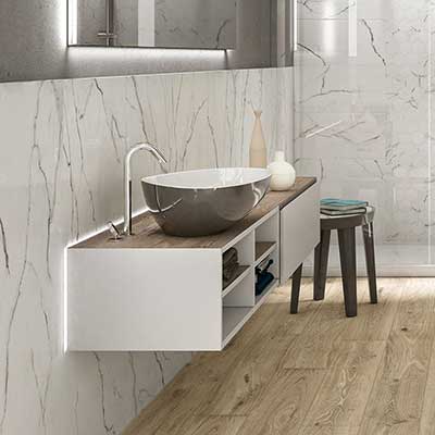 Hoe kan je in de keuken of badkamer parkettegels combineren met andere tegels zoals marmerlook, betonlook of ceppo. 