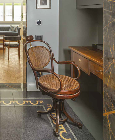 In deze bureau werd gekozen voor donker grijze antraciet granito tegels.