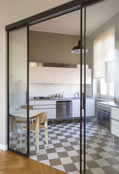 In deze moderne keuken werd gekozen voor een dambord in beige wit granito tegels.