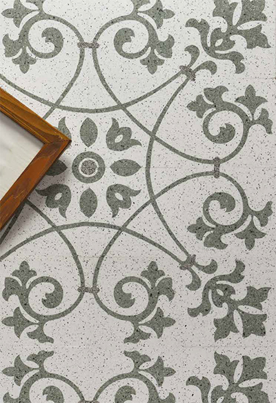 Hier werd gekozen voor wit / groene patroon tegels in granito.