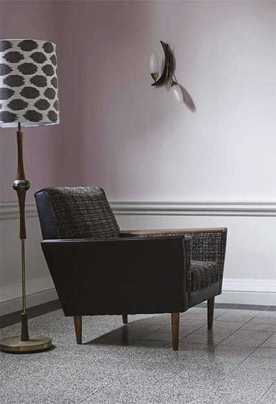 In deze strakke en moderne woonkamer werd gekozen voor grijze granito tegels met zwarte boord als tapijt.