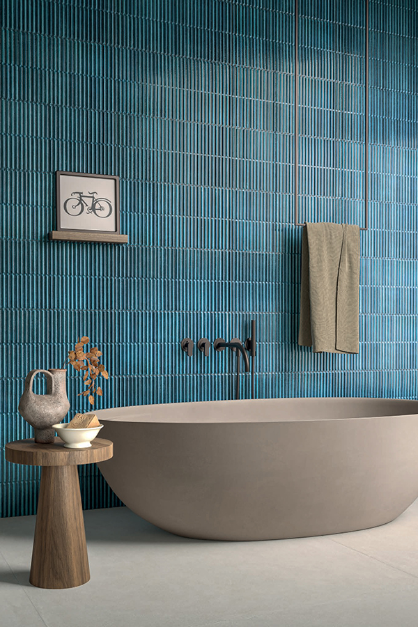 In deze badkamer werd gekozen voor de opvallende petrol blauwe finger tiles. Door hun uitgesproken 3D relïef brengen ze elke ruimte tot leven. Geschikt voor de keuken, badkamer en toilet. 