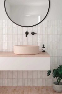 In deze roze badkamer werden witte keramische bejmat zelliges verticaal aan de muur geplaatst