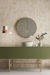 Beige langwerpige keramische bejmat zelliges 5x15cm verticaal geplaats in mat. Bestaat ook in blinkend. Te koop in de tegeloutlet voor kleine wandtegels in Geluveld, West Vlaanderen.