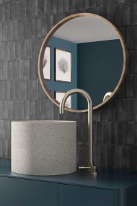 In deze donker blauwe badkamer werd gekozen voor zwarte keramische bejmat zelliges.