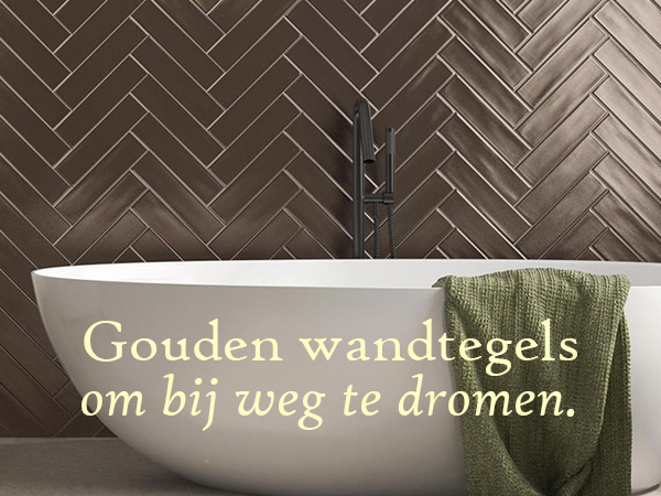 Badkamer muur met langwerpige tegels wand in goud geplaatst als visgraat. Deze tegels kunnen ook in de keuken als spatwand of het toilet.