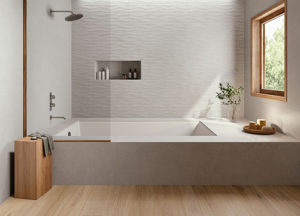 Moderne witte badkamer met bad / douche. Op de vloer werd gekozen voor warm keramisch parket