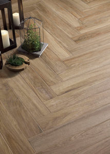 Kleine tegels in keramisch parket voor visgraat. Hier in imitatie van donker kastanje notenhout