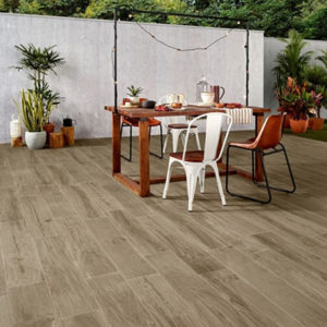 Grijze houtlook tegels