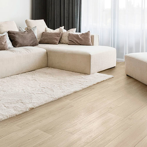 Klassiek moderne licht beige keramisch parket in module. Dit is de combinatie van verschillende formaten of breedtes van dezelfde parkettegel. 