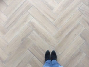 Visgraat tegels in beige