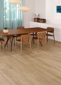 Moderne woonkamer met wit en munt. Op de vloer werd gekozen voor keramisch parket in een warme hout imitatie.