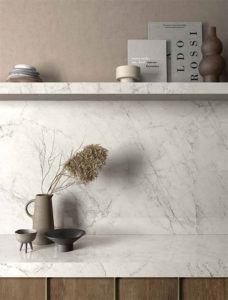 Grote wandtegels als achterwand in de keuken.