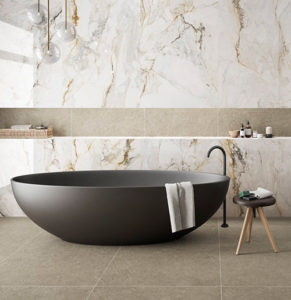 Badkamer met grote tegels in witte marmer look met gouden aders