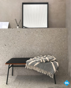 XXL tegels in bruine zandkleuren als muur in de badkamer.