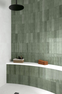 badkamer en douche muur met langwerpige keramische zelliges donker groen