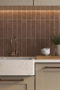 Outlet kleine wandtegels: keuken met kleine bruine tegels aan de spatwand in langwerpige keramische zelliges 7.5x30cm