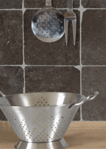 Verouderde blauwsteen tegels 20x20cm met antico randen te koop in de outlet van Top Tegel 04.